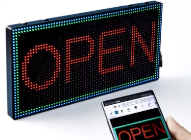 스마트폰으로 OPEN 문구를 편집하는 모습