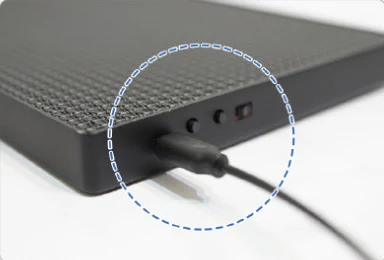 픽셀온 본체 측면 USB-C 포트에 연결된 전원 케이블